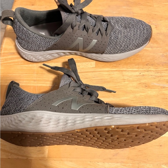 Men’s Running Shoes - Picture 2 of 3